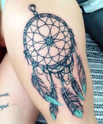  Tatouage attrape rêve avec des plumes au bouts turquoises